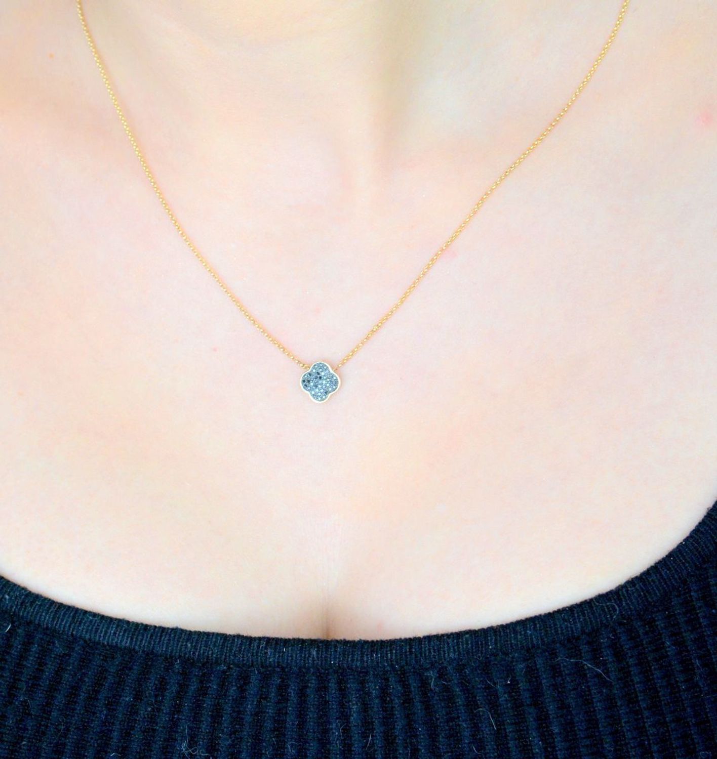 Złoty naszyjnik damski koniczyna z czarnymi diamentami 585 N10163 Y G BD Zawieszka posiada 41 czarnych brylantów wielkości 0,09 ct, czystości SI oraz barwie H. 1.jpg